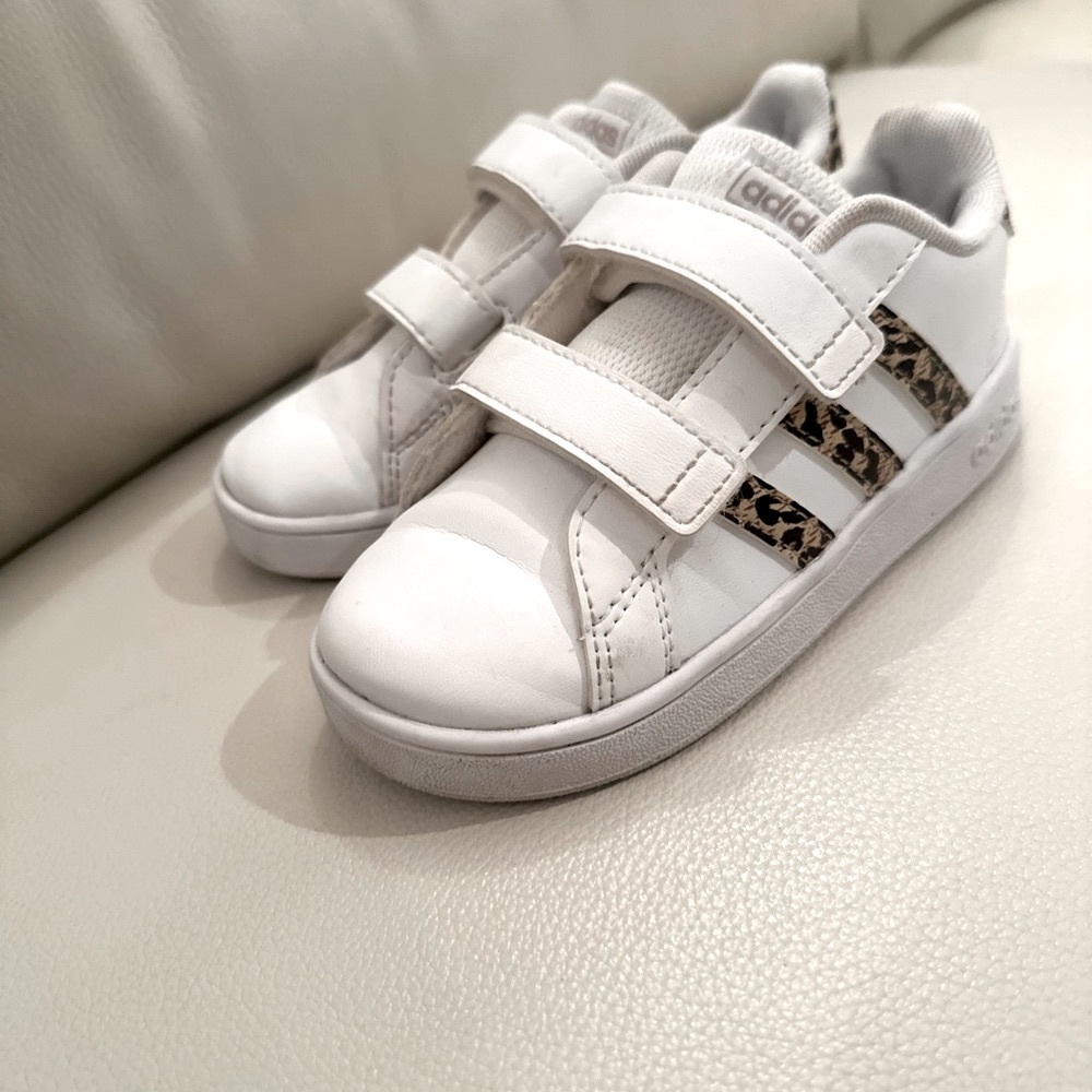 White adidas sneakers with leopard stripes, size 9T.